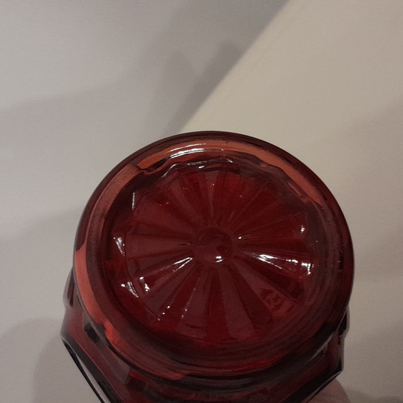 Collectable Red Depression Glass Vase. 1920s-1950s - Picture 6 of 7